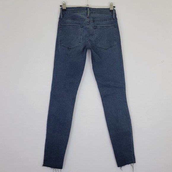 FRAME Denim Mid Rise Skinny Raw Hem Knee Tear Jean in Gifford Dark Wash - Picture 6 of 12